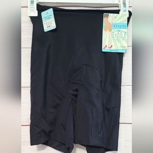 NWT Spanx Assets mid thigh shaping shorts size XL